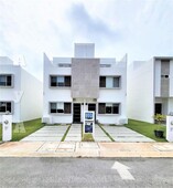 Doomos. Casa en PRE Venta, TERRENO EXCEDENTE, 3 Recàmaras, 3 Niveles, Roof Garden, Jardines Sur 6, Cancún-