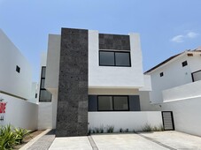 Doomos. LOS MANANTIALES, Casa en VENTA con recámara en Planta Baja, ALBERCA y jardín, (AW)