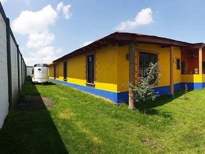 bellisima casa de una sola planta tipo rancho con picadero techado y 12 caballerizas.