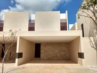 Doomos. Casa tipo Townhouse en venta en MONTEBELLO con 2 Recámaras una en Planta baja,Mérida,Yucatán.