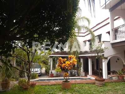Casa Sola En Venta Con Alberca, Estilo Hacienda En Fraccionamiento En Colinas De Oaxtepec, Morelos