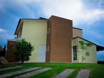 HERMOSA CASA CON VISTA AL LAGO