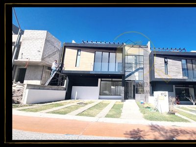 Casas en renta - 161m2 - 3 recámaras - Santiago de Querétaro - $18,000