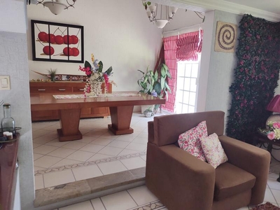 PRECIOSA CASA EN ARBOLEDAS DEL PARQUE, EN PRIVADA EN QUERETARO