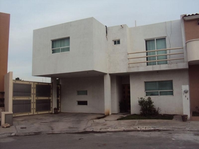 Doomos. Casa al norte en fraccionamiento residencial privado.