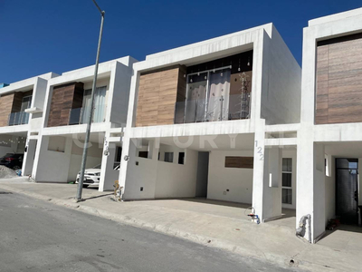 Casa Como Nueva En Venta Frente Al Parque En Alvento, Apodaca, Nl