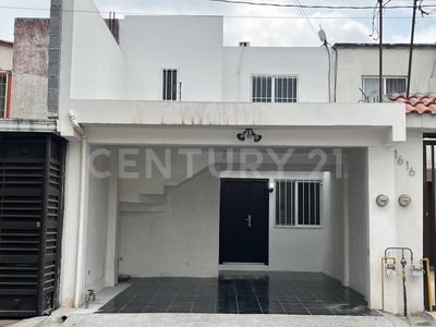 Renta De Hermosa Casa Recién Remodelada