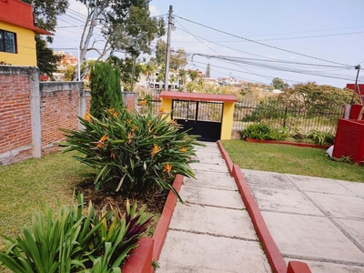 CASITA EN CUERNAVACA DE UN NIVEL UBICADA AL NORTE CON CLIMA LIGERAMENTE FRESCO