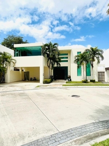 CASA EN RENTA CON ALBERCA Y JACUZZI EN RESIDENCIAL VILLA MAGNA AV HUAYACAN CANCUN