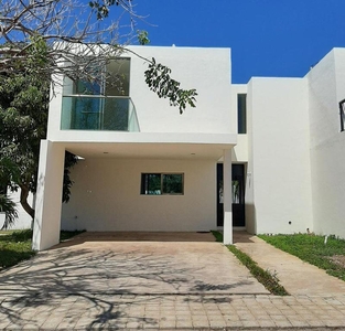 Casa en venta dentro de privada Altavista en Cholul