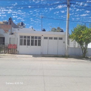 Doomos. Casa en Fraccionamiento Arboledas de Paso Blanco, Aguascalientes