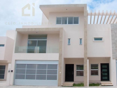 Doomos. Casa en venta en Veracruz de 3 pisos con Roof Garden, ubicada en Vistalta Residencial