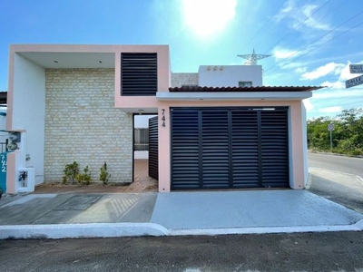 Casa en esquina en venta en Fraccionamiento Los Héroes. Mérida