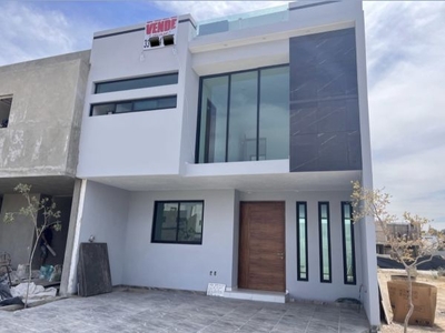 CASA EN VENTA EN FRACCIONAMIENTO VALLE IMPERIAL ZAPOPAN