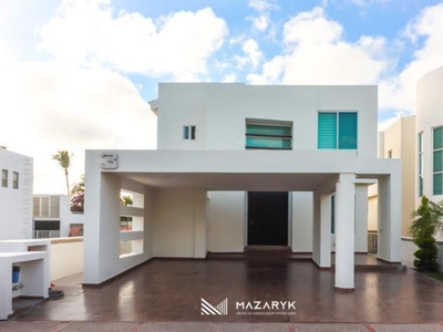 Casa en venta en Mazatlan en Club Real con recamara en planta baja