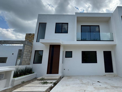Casa De 4 Habitaciones En Venta En Privada Altozano | Al Norte De Mérida