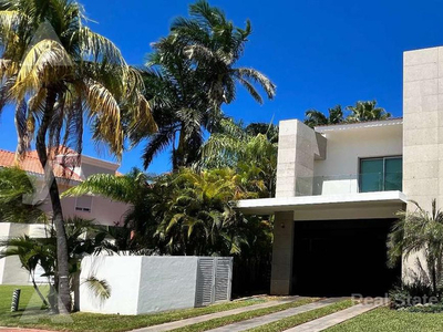 Casa En Venta, 5 Recamaras, Frente Laguna, Jacuzzi, Piscina, Isla Dorada Cancun.