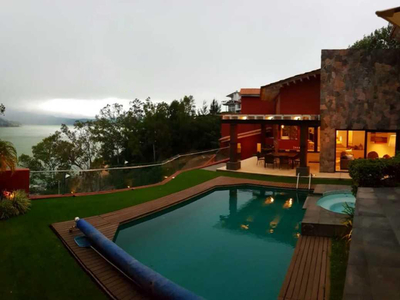 Casa En Venta En Valle De Bravo, Con Magnifica Vista Al Lago.