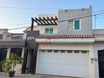 Se vende una casa en el Fraccionamiento Nueva Vizcaya, ubicado cerca de la plaza Sendero