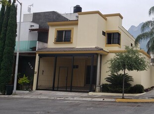Doomos. Casa en renta en Portal de cumbres en Monterrey, Nuevo Leon.