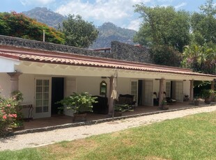 Doomos. CASA EN VENTA CON EXPECTACULAR VISTA AL TEPOZTECO