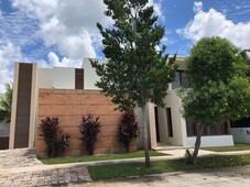 casa en renta en yucatan country club. con paneles solares