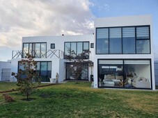 casa en venta en cacalomacán, con amplio jardín y espectacular vista al nevado de toluca