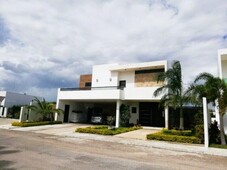 La Rejoyada 36 Premium 1,018 m2, 4 recámaras; piscina, 5 parques amenidades