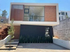 Venta de casa en el pinar altozano con terminados de primera, frent a área verde