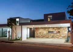 Casa con sala a doble altura de 4 recámaras en Temozón Norte, Mérida