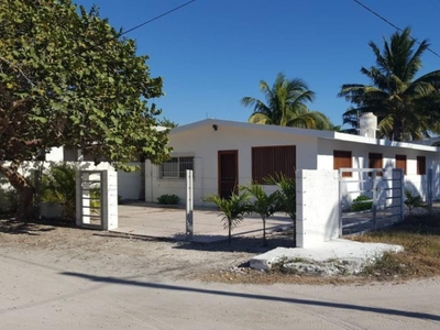 Doomos. Casa a una cuadra de la playa en Renta en Progreso de Castro, Puerto Progreso, Mérida
