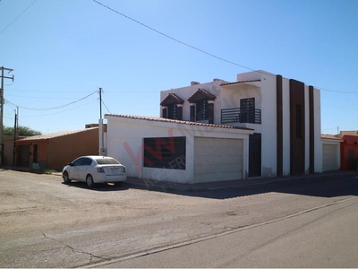 Casa de 3 Dormitorios con Elegancia y Seguridad en Caborca, Sonora
