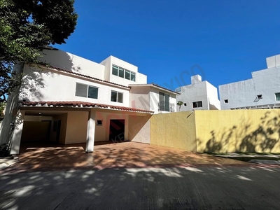 Casa en VENTA REMODELADA de 359 m2 de terreno con alberca en Residencial ARBOLADA
