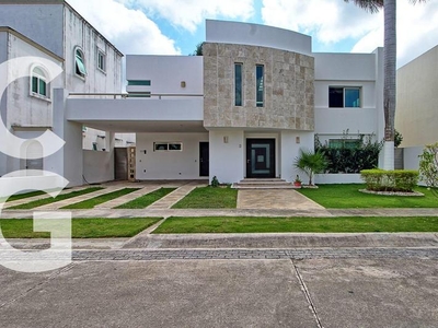 Casa en Renta en Cancun en Residencial Villa Magna con Alberca y Jardin