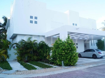Doomos. Casa 4 Recámaras en VENTA. Residencial Isla Dorada. Zona Hotelera, Cancún, Q.Roo