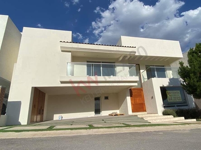 Hermosa y espaciosa casa EN RENTA en el CLUB DE GOLF LA LOMA SLP. Lugar tranquilo y seguro.