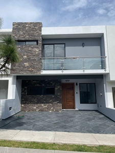 Casa de 3 Recamaras con Estudio en Venta en La Cima de Zapopan