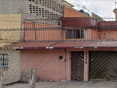 Casa De Dos Niveles Con Amplios Espacios, Cerca De Avenida Chimalhuacan