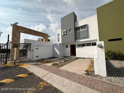 Casa En Venta De Autor En San Isidro Juriquilla 3 Recamaras Jardin