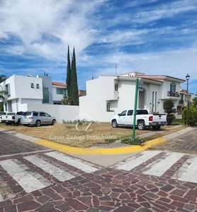 Exclusivo terreno en venta en Jardin Real frente a parque