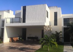 casa en renta de 4 recámaras en privada cúspide zona plaza altabrisa mérida.