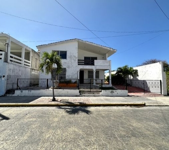 Casa en venta sobre calle principal de acceso de Mérida al Malecón de Progreso.