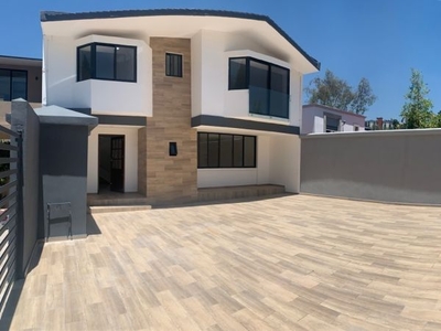 EXCELENTE CASA RECIEN REMODELADA A LA VENTA EN LOMAS DE LA HERRADURA (S)