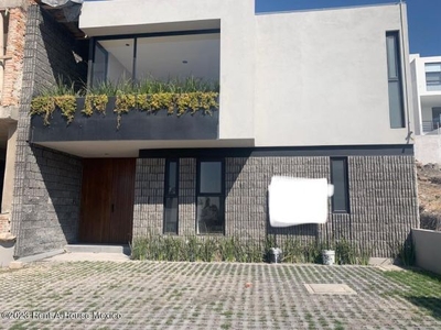 Lomas de Juriquilla, se vende casa dentro de fraccionamiento con vigilancia. FVR