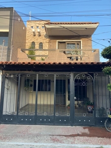 Casa en venta en Colonia Parques de Santa Maria, Tlaquepaque, jalisco.