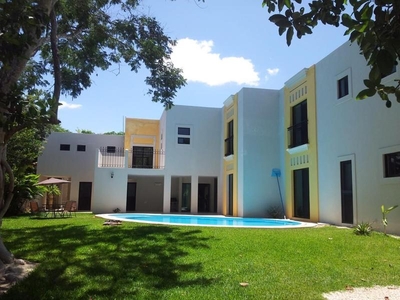 Casa en renta con 5 recámaras ubicada en Club de Golf La Ceiba