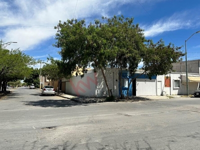 Casa en Renta ubicada en esquina en el límite de Col. Casa Blanca y Torreón Residencial