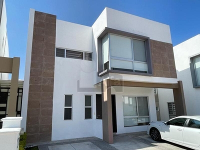 Casa en Venta o Renta en Juriquilla con Oficina independiente, en privada con alberca