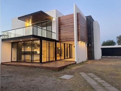 CASA MODERNA MINIMALISTA UBICADA EL NORTE DE LA CIUDAD