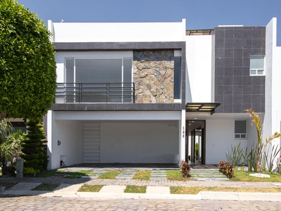 Doomos. Casa en Venta Cluster 1111, Lomas de Angelópolis, Puebla.